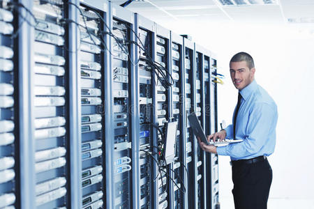 網絡機房里，IT工程師的電話與網絡交響曲